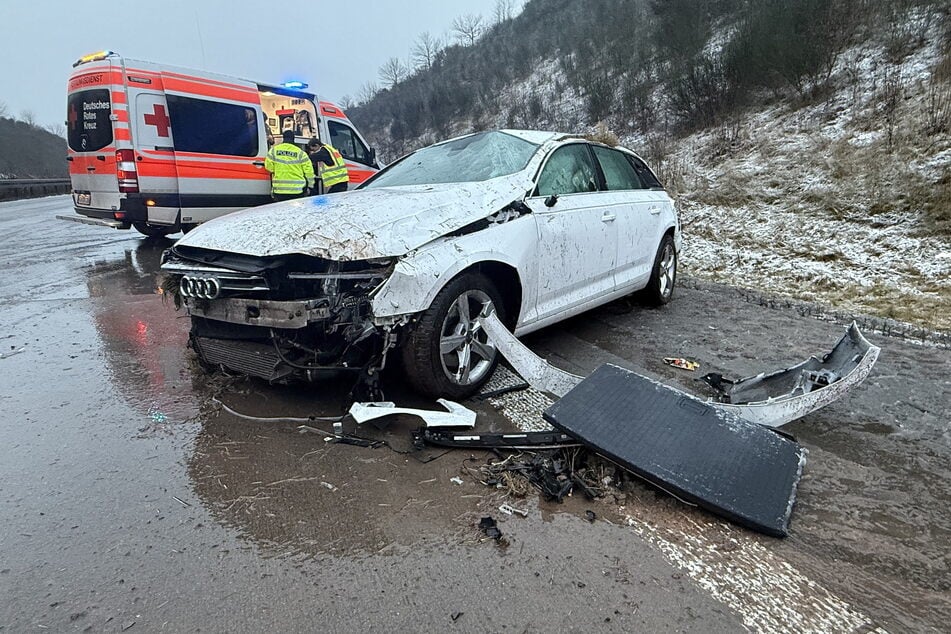 Der Audi wurde stark zerstört.