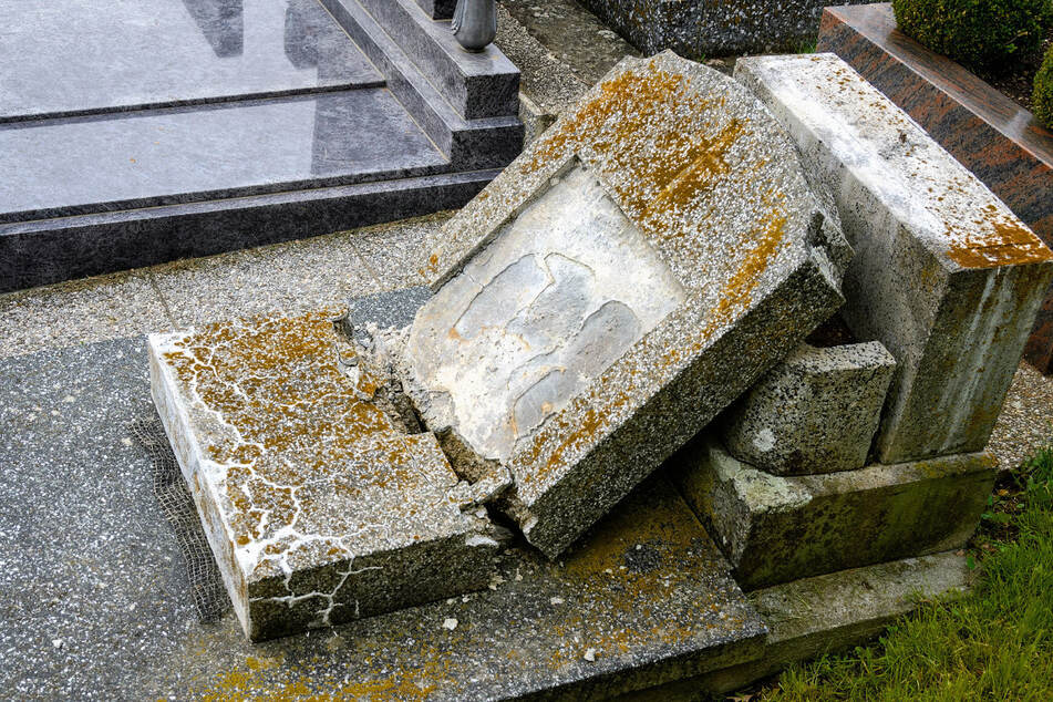 In Amberg haben mehrere Täter gewaltsam zahlreichen Grabschmuck und sakrale Gegenstände von einem Friedhof gestohlen. (Symbolbild)