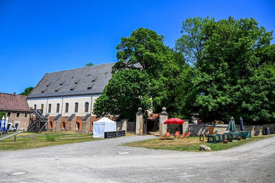 Im historischen Bibliothekssaal von Altzella können Besucher einem Mönch bei der Kunst der Kalligrafie über die Schulter schauen.