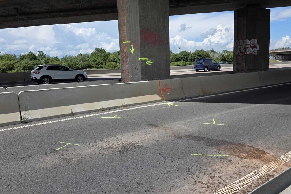 Mehrere Markierungen auf der Fahrbahn zeugen noch immer von dem schweren Crash.