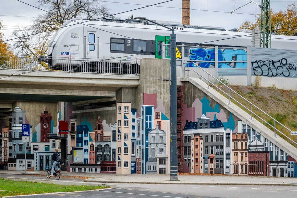 Eine Chemnitz-Collage schmückt den Beton der neuen Eisenbahnbrücke in der Bernsdorfer Straße.