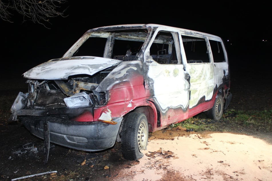 Nach ihrem Unfall zündeten die Täter den geklauten VW Transporter an.