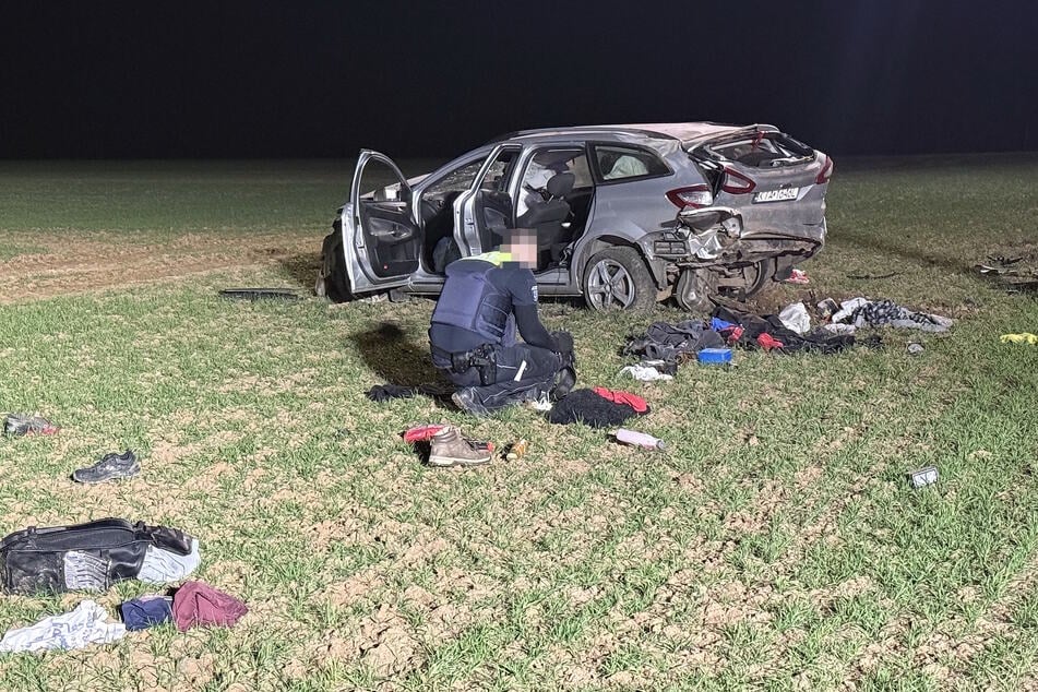 Mehrfach überschlagen: 39-Jähriger schrottet geklauten Ford