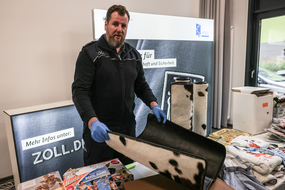 Jens Ahland, Pressesprecher des Hauptzollamts Köln, präsentierte am Dienstag die kreativen Drogenverstecke, unter anderem auch eine Kokain-Fußmatte mit Tierfell.