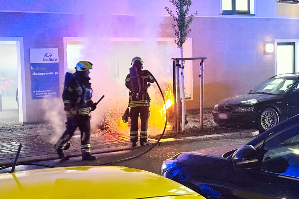 Schon Samstagnacht brannten Mülltonnen im Leipziger Süden.