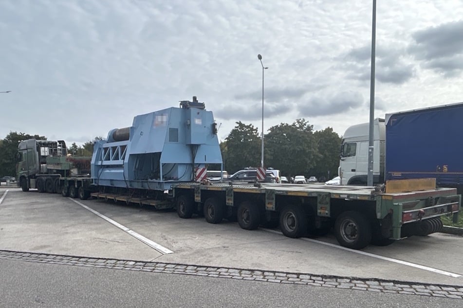 Viel zu lang: Die Polizei zog an der Raststätte "Auerswalder Blick" diesen Laster aus dem Verkehr. Er hatte eine 69 Tonnen schwere Presse geladen. Eine Ausnahmegenehmigung dafür fehlte.