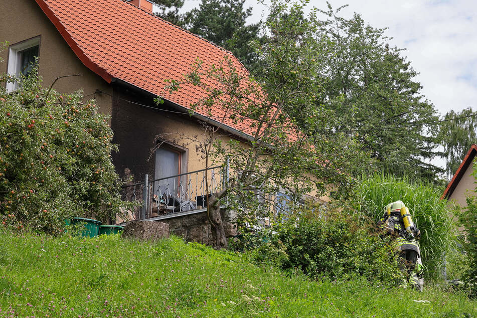 In Hohenstein-Ernstthal ist am Freitag ein Gasgrill auf der Terrasse eines Wohnhauses in Brand geraten.