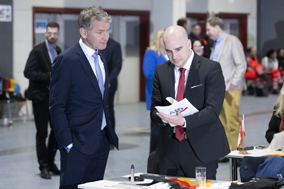 Robert Teske (34, r.) ist derzeit Büroleiter von Thüringens AfD-Landtagsfraktionschef Björn Höcke (52). (Archivbild)