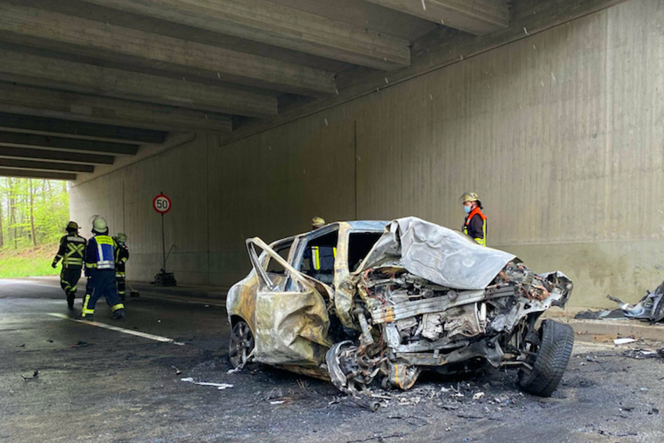 Der Nissan brannte nach dem Aufprall komplett aus.