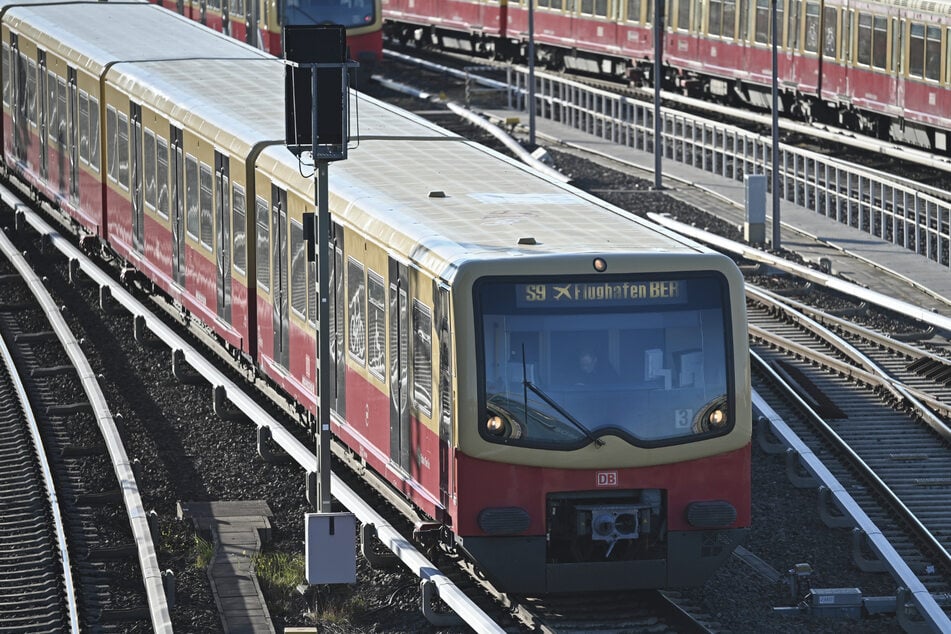 Merz nutzt in Berlin auch mal die S-Bahn.