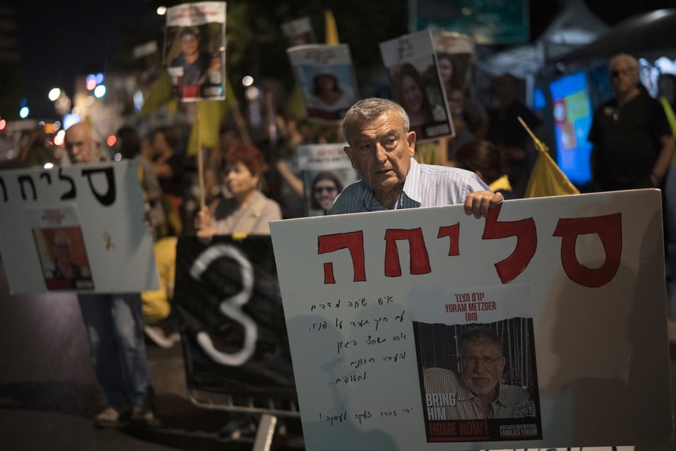 Zahlreiche israelische Geiseln befinden sich noch immer in Gefangenschaft, viele kamen bereits ums Leben. Regelmäßige Proteste und Demos sollen auf ihre Situation aufmerksam machen.