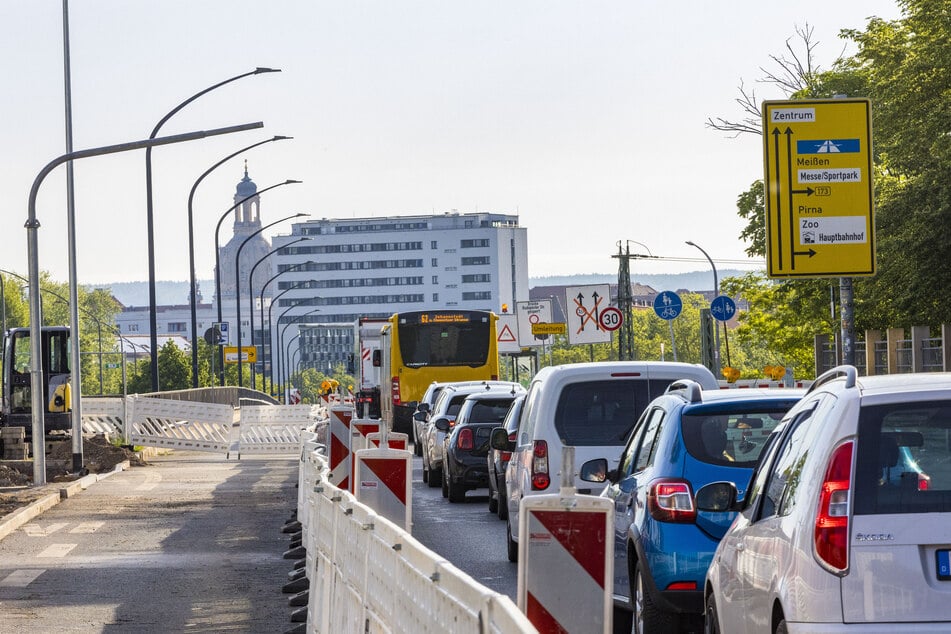 Die Blechlawine staute sich auf der Brücke Budapester Straße vor allem in Richtung Innenstadt, auch DVB-Busse waren betroffen.