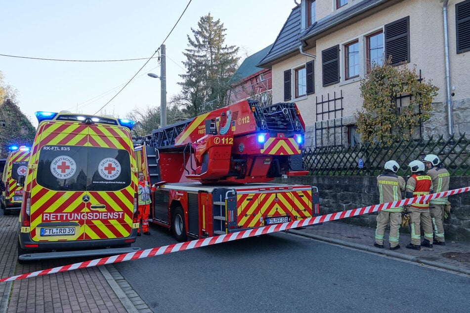 Die Einsatzkräfte haben das Unglückshaus abgesperrt.