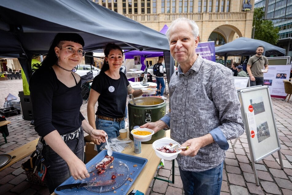 Linda Bielig (24,l.) und Diane Friedrich (M, 38) vom Hilfebus verteilten am Donnerstag Suppe, unter anderem an Karl-Heinz.