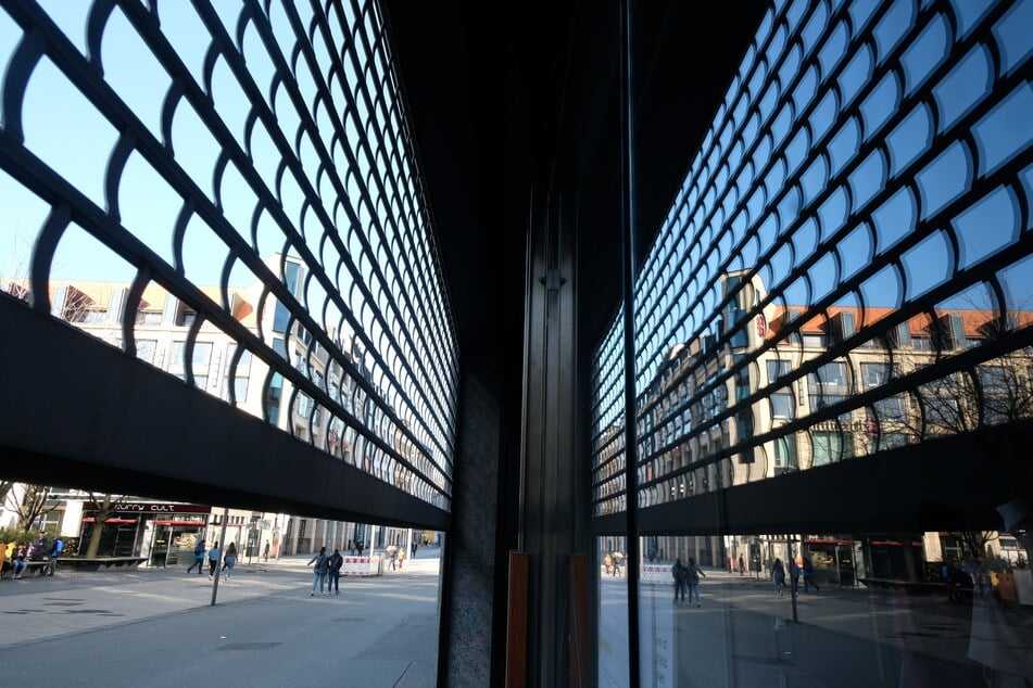 Sachsen, Leipzig: Das Gitter eines Schaufensters an einem Ladengeschäft im Stadtzentrum ist zur Hälfte heruntergelassen.