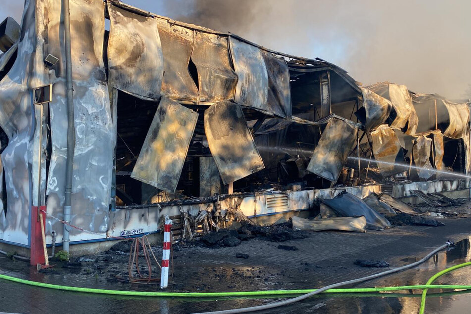 Millionen-Schaden nach verheerendem Brand in Lagerhalle bei Düsseldorf