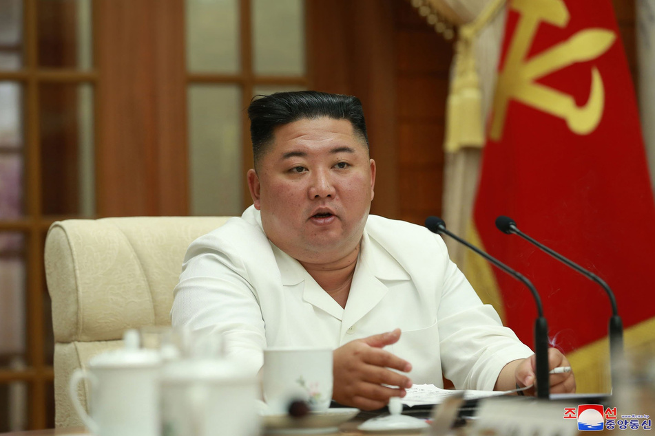 Kim Jong Un (36), Machthaber von Nordkorea, während einer Sitzung des Politbüros der Partei der Arbeit Koreas.