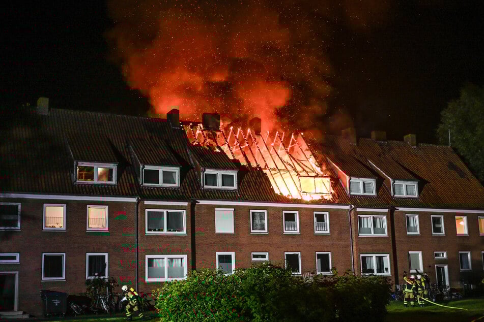 In Niedersachsen ist am Freitag ein Feuer in einem Mehrfamilienhaus ausgebrochen.