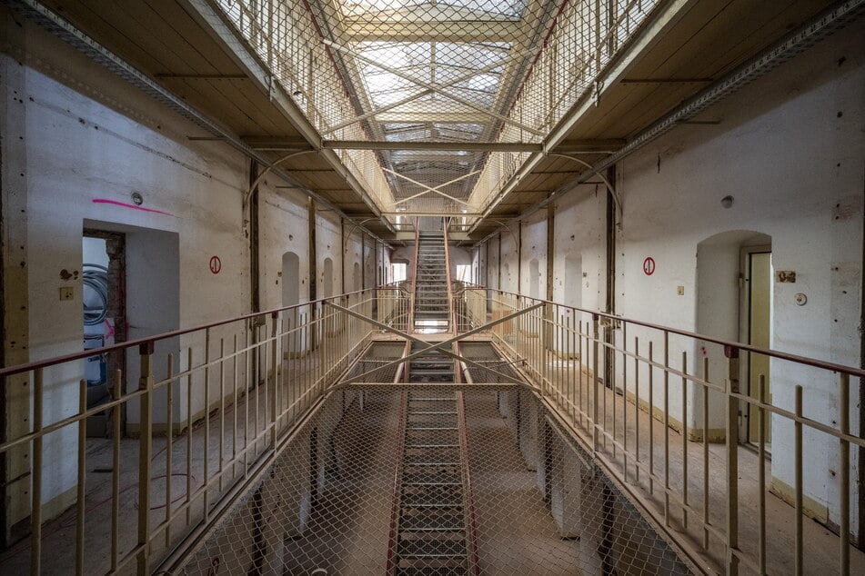 Dunkel und uralte Mauern: Das Kaßberg-Gefängnis in Chemnitz (im Bild) und das Gefängnis in Pilsen wurden etwa zur gleichen Zeit erbaut.