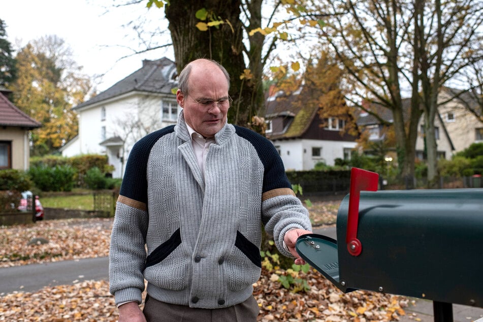 Robert Iwersen (Yorck Dippe, 57) hat seine Gründe, warum er die Ermittlungen behindert.
