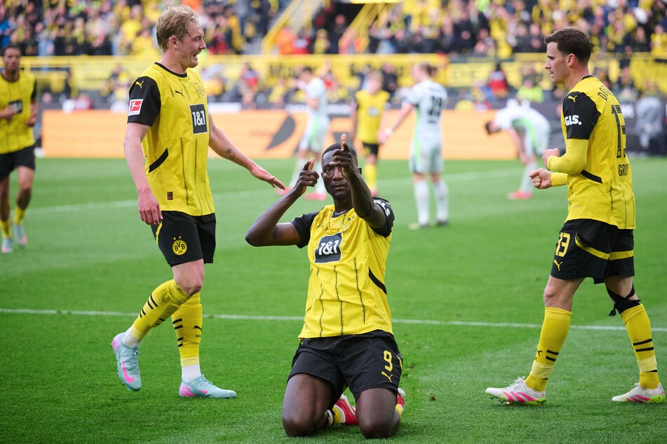 Serhou Guirassy (Mitte) in Ballerlaune. Gegen die Wölfe erzielte Dortmunds Angreifer seine Saisontore 18 und 19.