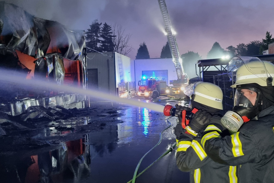 Das Feuer war in einer Lagerhalle in einem Gewerbegebiet ausgebrochen.