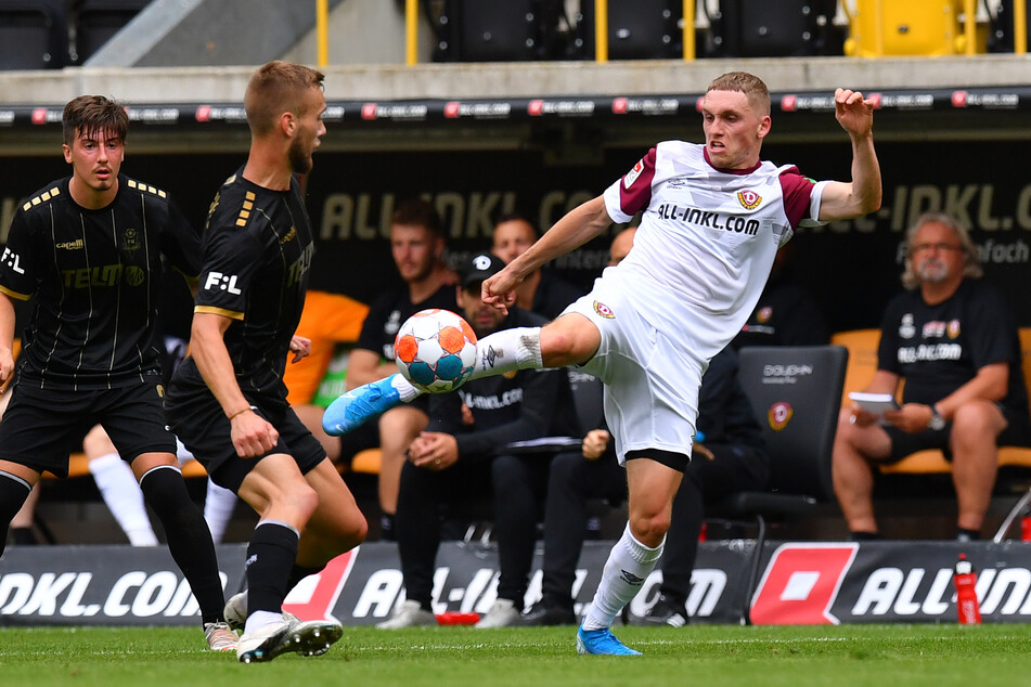 Jablonecs Milos Kratochvil (l.) gegen Dynamos Luca Herrmann.