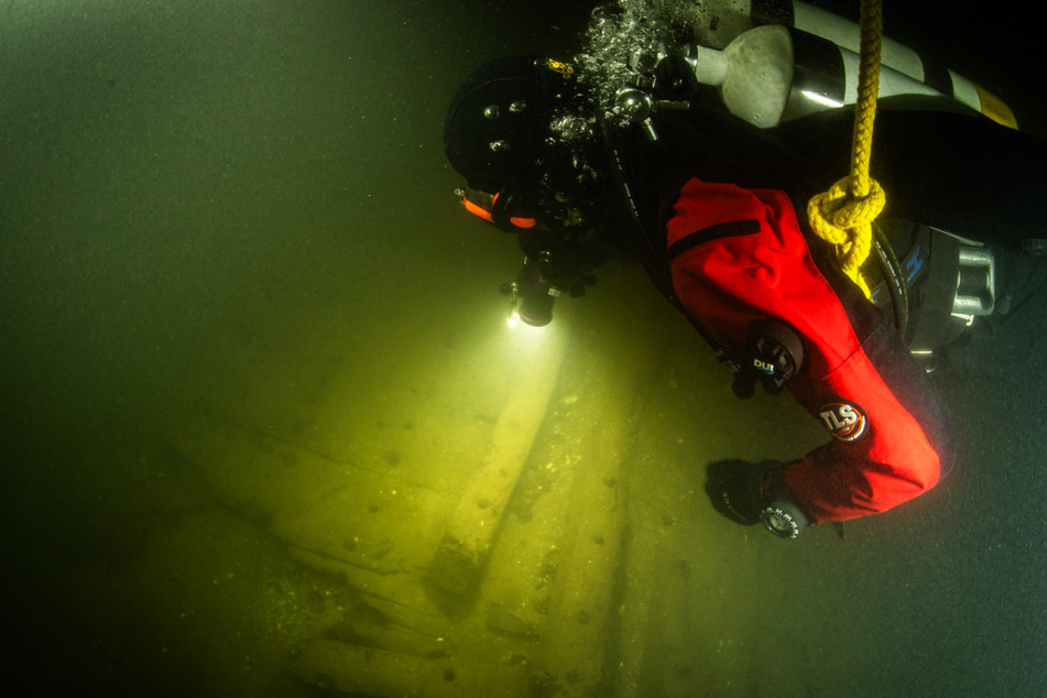Taucher haben auf dem Grund der Trave ein rund 400 Jahre altes Wrack eines Hanseschiffes entdeckt.