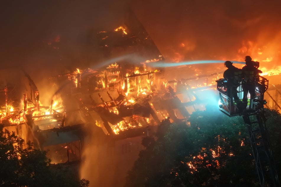 Hamburg: Feuerwehr stundenlang im Einsatz! Ehemaliges Hotel brennt lichterloh
