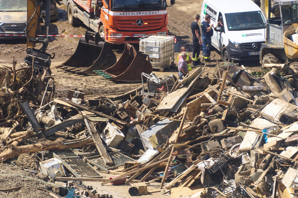 Bagger beseitigen nach dem katastrophalen Hochwasser in Rheinland-Pfalz den Schutt auf den Straßen.