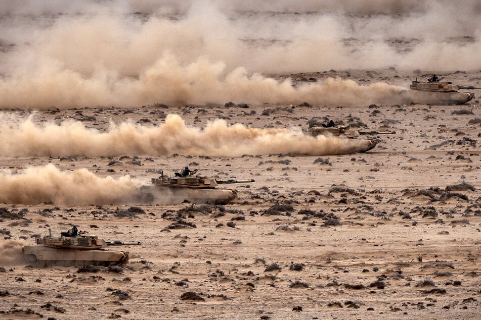 Abrams-Panzer rollen in Formation während der jährlichen "African Lion"-Übung.