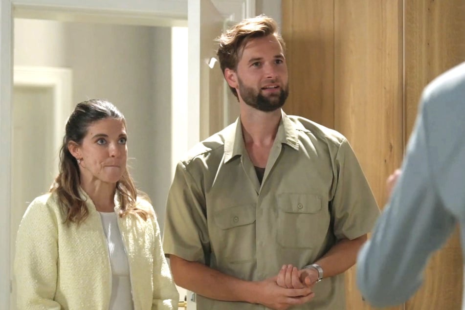 Unterdessen ertappt Julius (Jan Stapelfeldt, 43) in flagranti Valerie und Simon in der Hotelsuite.