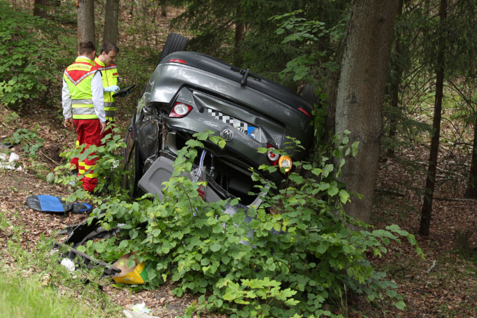 Einsatzkräfte mussten den Mann aus dem Auto befreien.