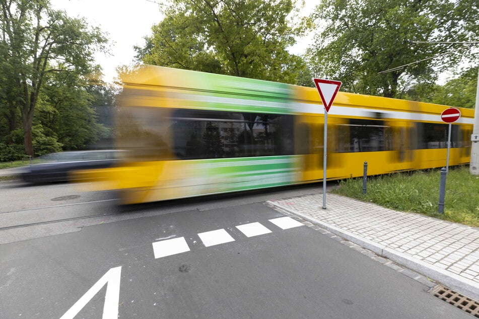 In Dresden wollte eine Frau (63) mit ihrem Kleiderständer in die Straßenbahn einsteigen - und scheiterte. (Symbolfoto)