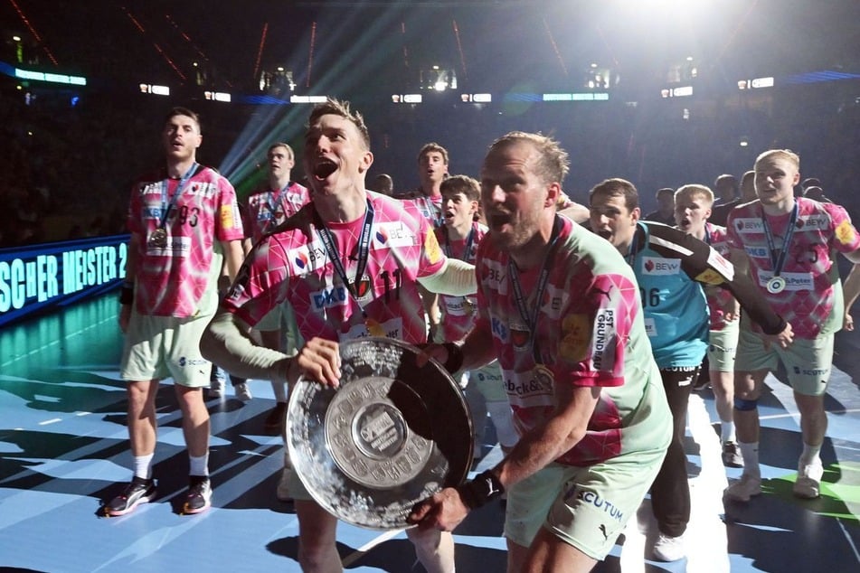 Die Berliner freuten sich über den Gewinn der Handball-Meisterschaft, dann war die Schale weg. (Archivfoto)