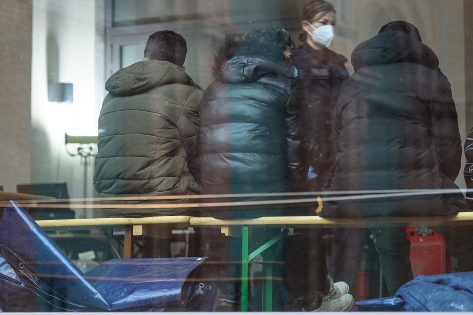 Am Hauptbahnhof Dresden warten diese Geflüchteten aus Syrien nach ihrer Ankunft auf die Registrierung.