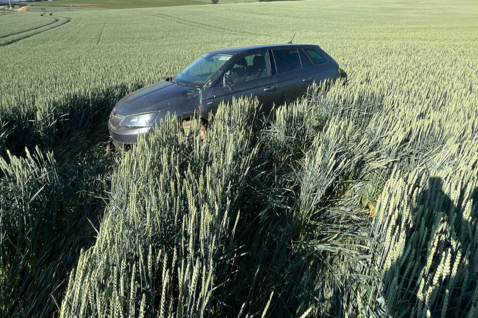 In einem angrenzenden Getreidefeld blieb der Skoda stehen.