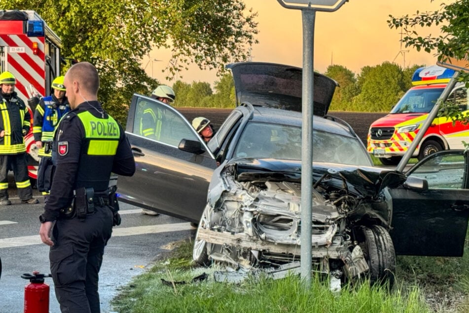 Der BMW krachte nach der Kollision mit dem Audi noch frontal gegen ein Straßenschild und wurde dabei schwer beschädigt.