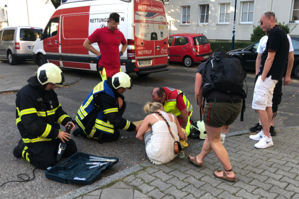Einsatzkräfte versuchen, den Jungen zu befreien.