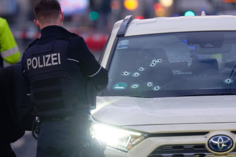 Zehn Schüsse hatten die Angeklagten auf das Taxi in der Düsseldorfer Innenstadt abgefeuert, das Opfer überlebte durch eine Not-OP.