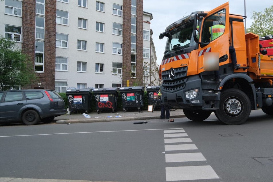 An der Ecke Karl-Heine-Straße und Nonnenstraße in Leipzig-Lindenau ist am Montag eine Radfahrerin von einem Laster erfasst worden.