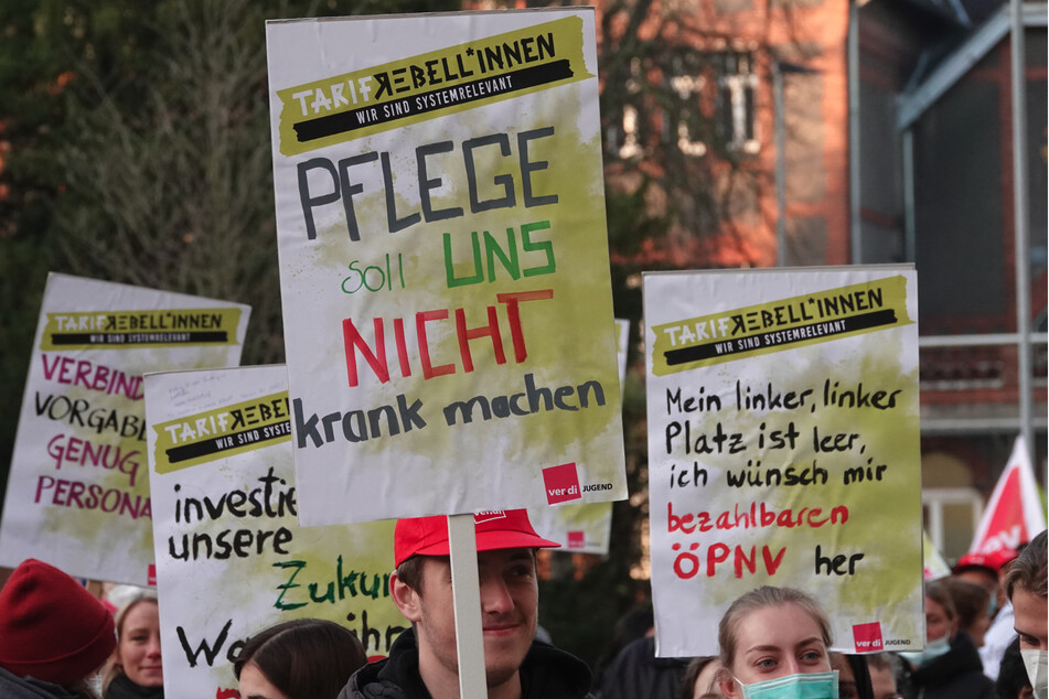 Verdi: Etwa 1300 Personen bei Warnstreiks an Unikliniken in Düsseldorf, Köln und Essen!