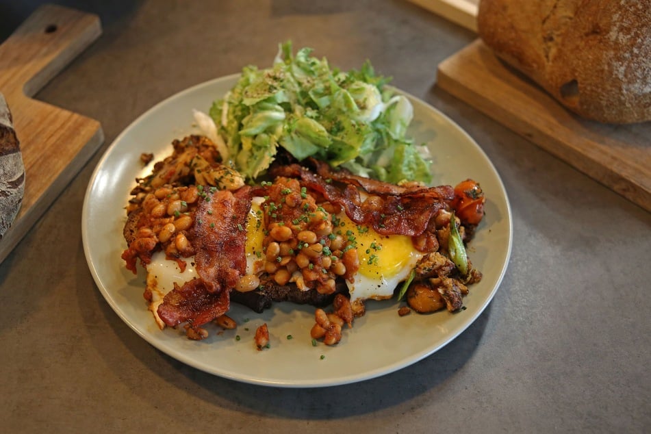 Mit leckeren Broten aus der Handwerksbäckerei "Nourish" entstehen Kreationen wie das "Full English" mit Spiegelei und Bacon.