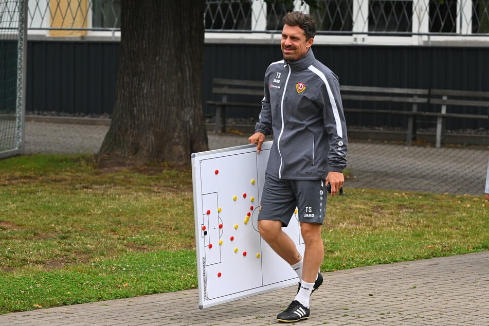Dynamos Coach Thomas Stamm hat seine Taktiktafel mitgebracht.