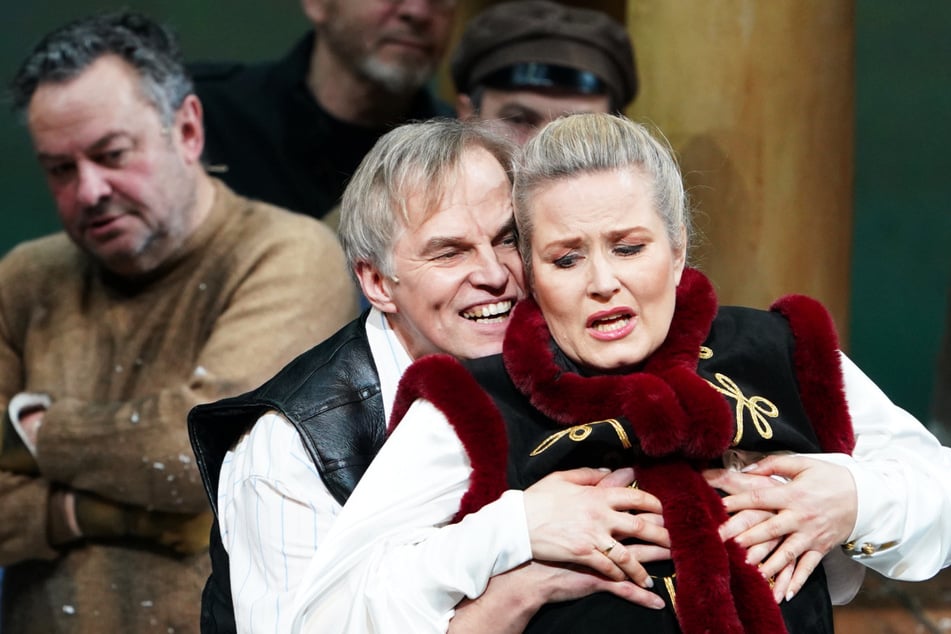 Camilla Nylund (54, r.) als Katerina Ismailova und Dmitry Golovnin (M.) als Sergej spielen während der Fotoprobe der Oper "Lady Macbeth von Mzensk" in der Staatsoper.