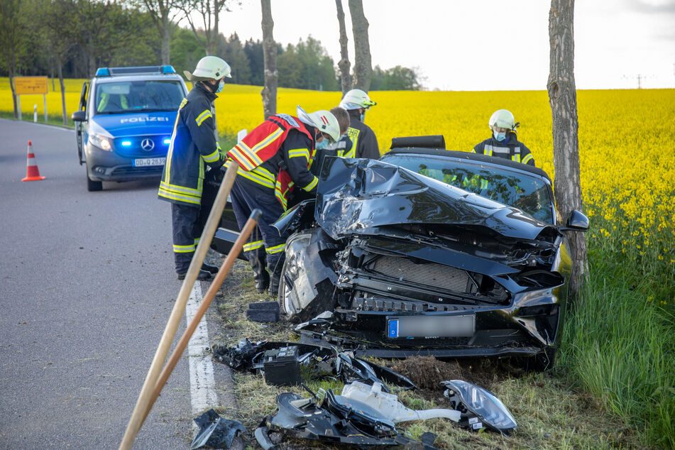 Sportwagen-Fahrer kracht gegen Baum und verwandelt seinen Mustang in Schrott