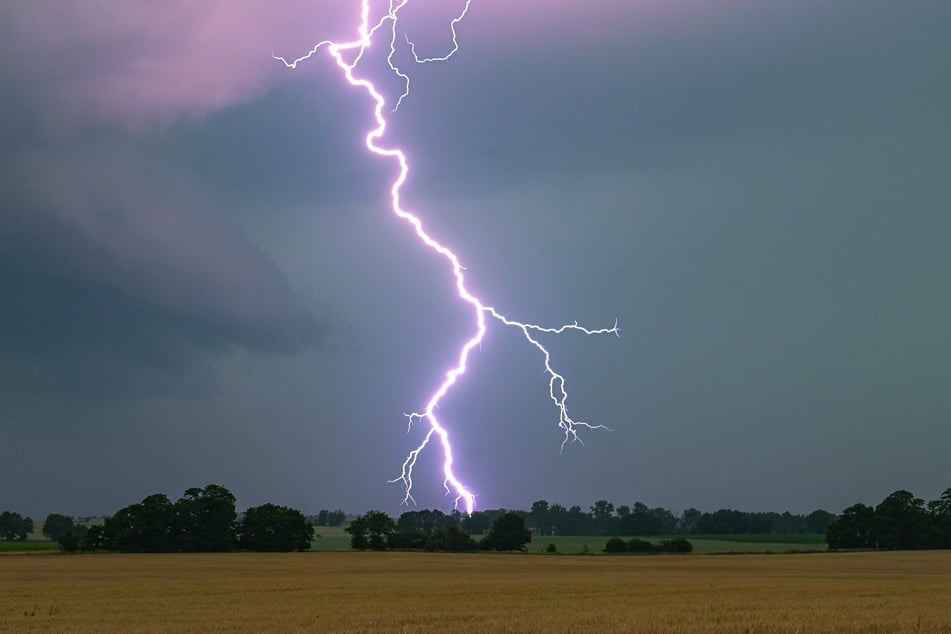 Schon zu Beginn der Woche kann es erste Gewitter geben. (Symbolbild)