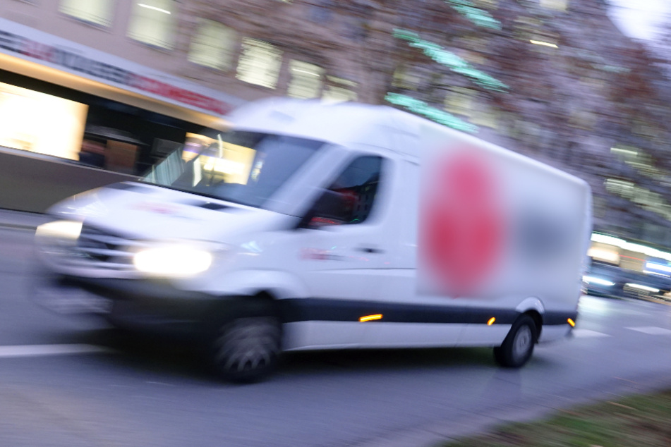 Der Paketzusteller soll in falscher Richtung durch eine Einbahnstraße gefahren sein (Symbolfoto).