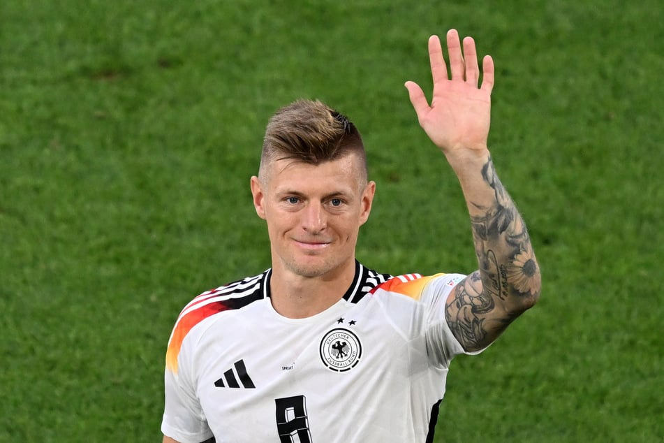 Legende Toni Kroos (34) wurde zu seinem Karriereende von Ausrüster Adidas geehrt.