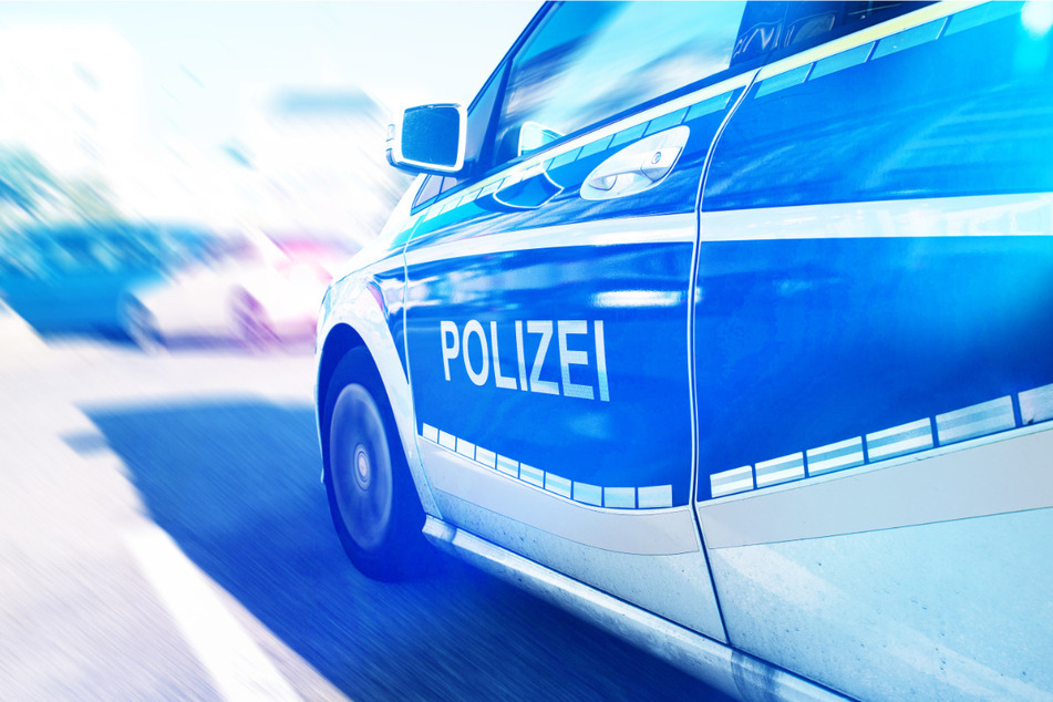 Das Kleinkind ist plötzlich auf die Straße gerannt. Der Fahrer des Polizeiwagens stand unter dem Eindruck des Geschehens. (Symbolbild)